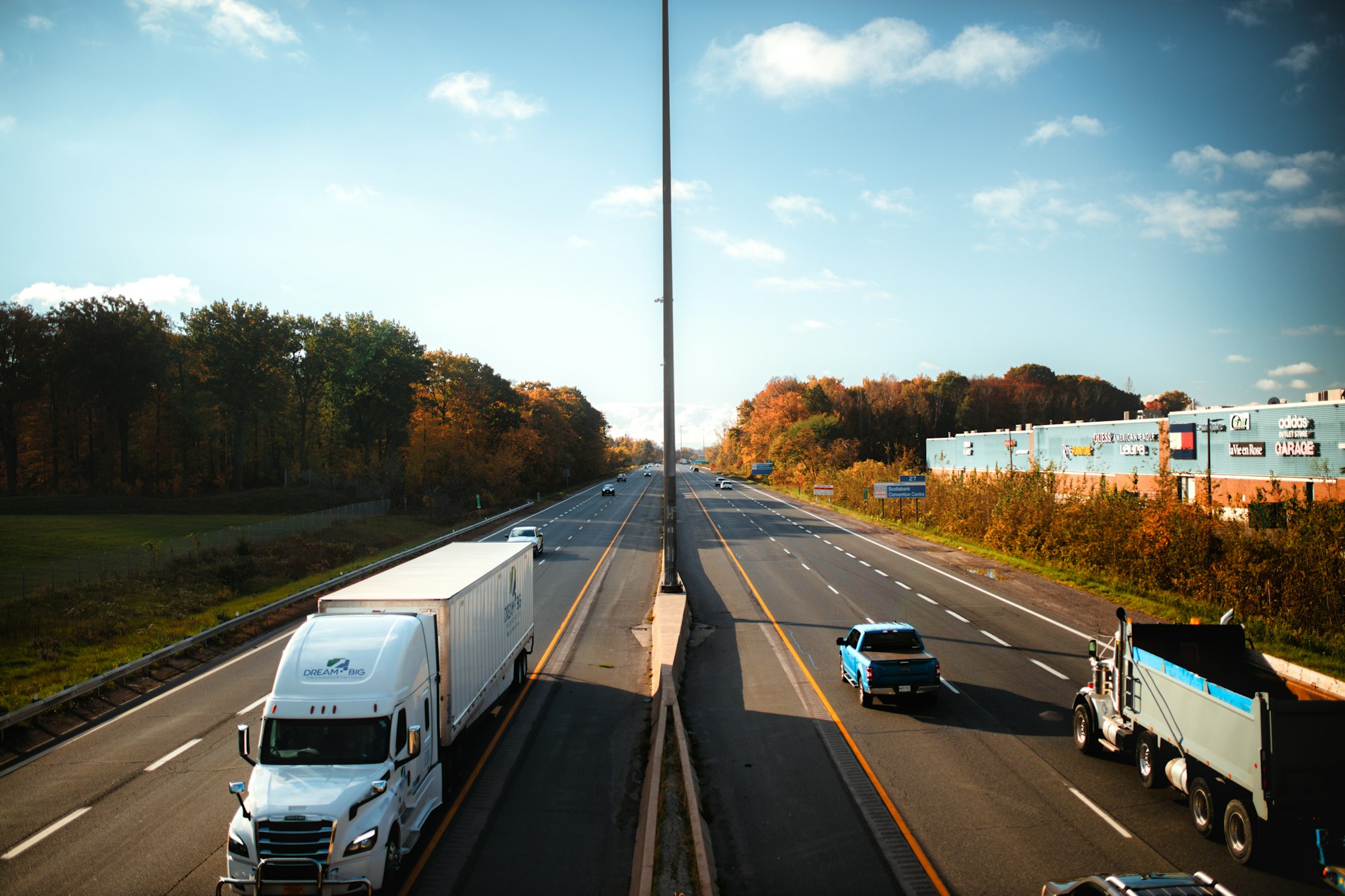 Autopista con tráfico de carga