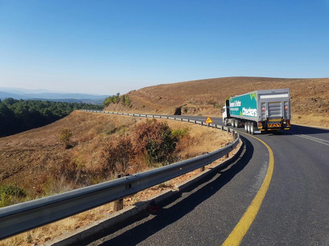 Camión de carga en carretera de montaña