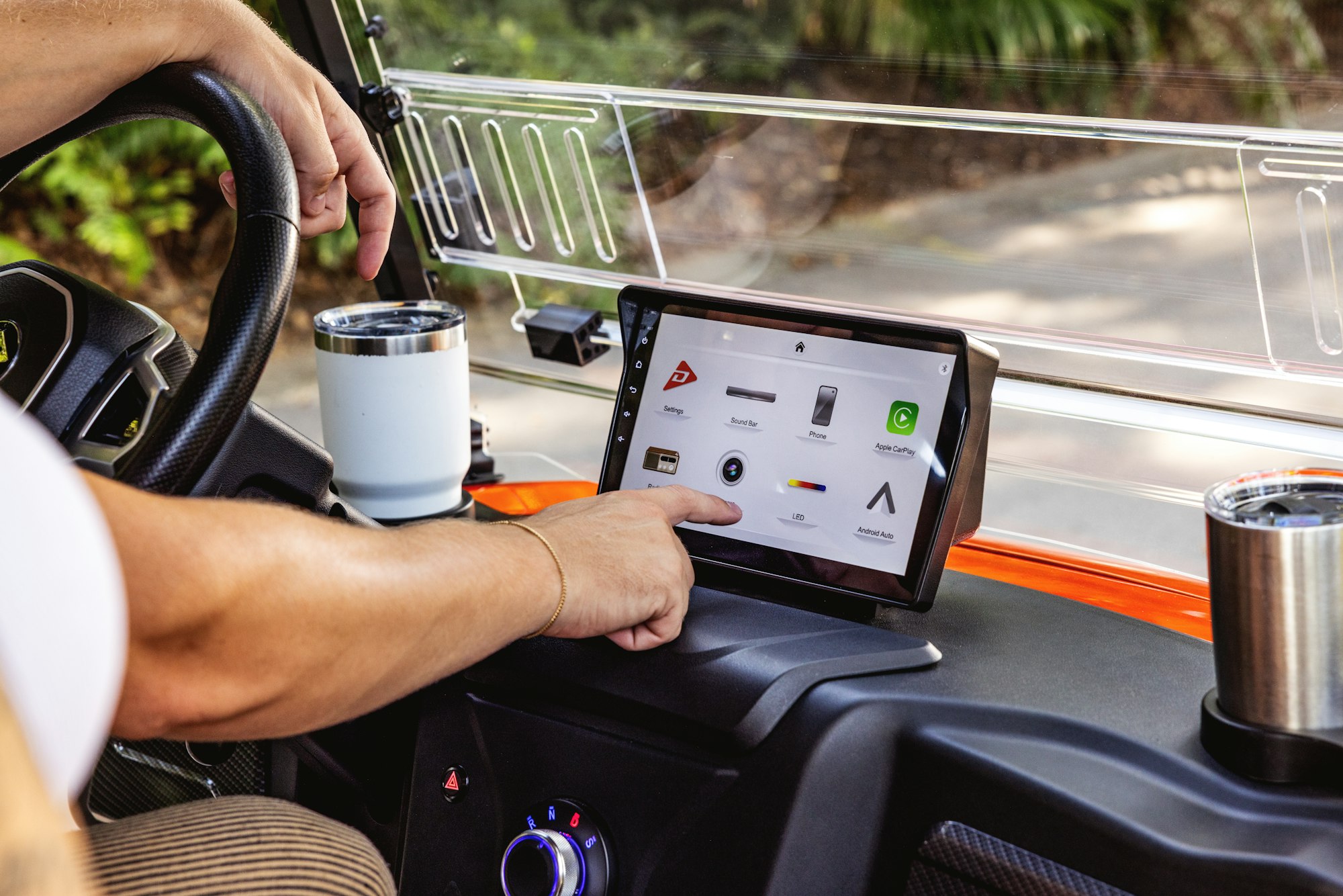 Conductor con tablet a bordo