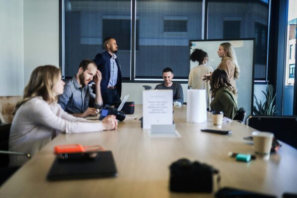 Equipo en sesión de consultoría