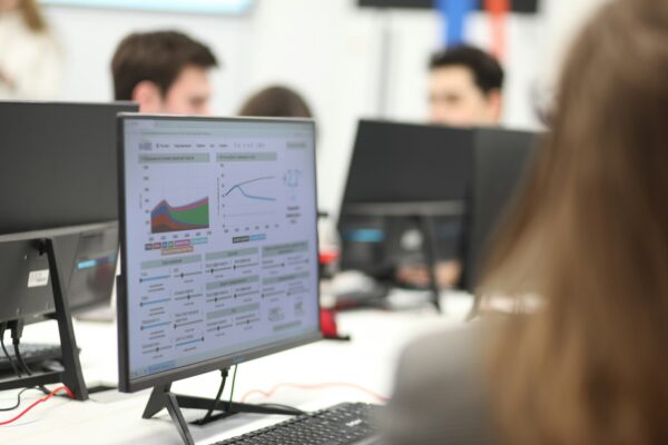 Oficina con indicadores de operación
