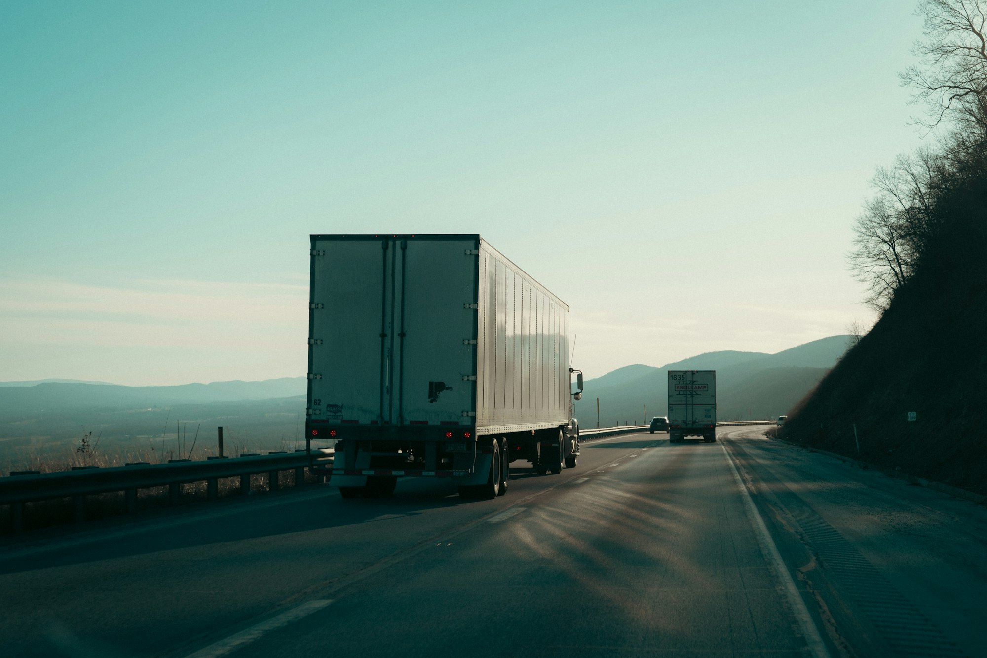 Tractomulas en carretera al atardecer